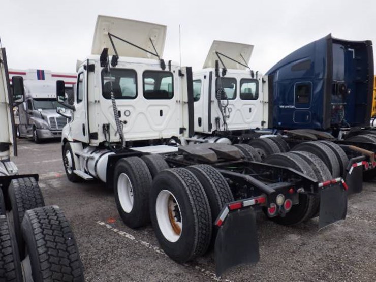 2018-freightliner-cascadia-126-image-12