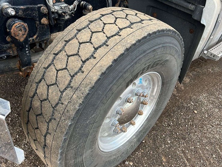 2018-mack-gu-granite-6-axle-dump-truck-image-11