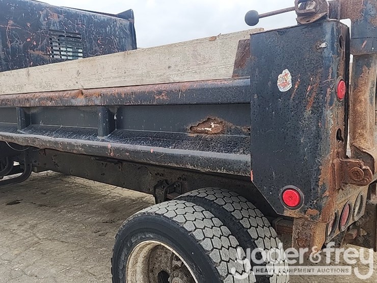 2001-freightliner-fl60-image-21