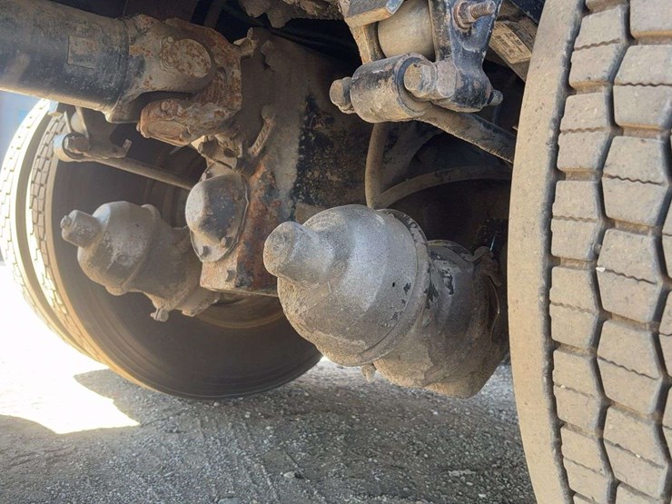 2010-international-lf517-lone-star-dump-truck-image-9