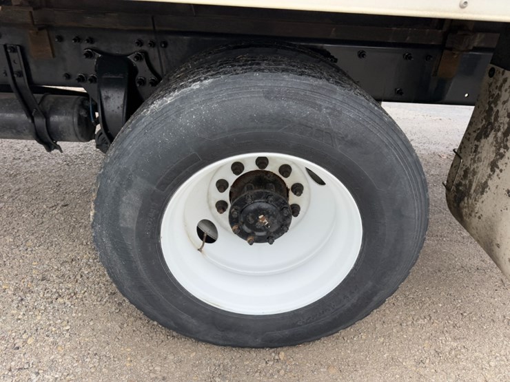 2018-freightliner-m2-106-image-11