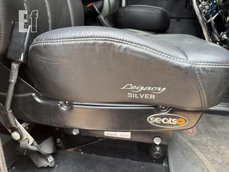 2002-peterbilt-379-image-32