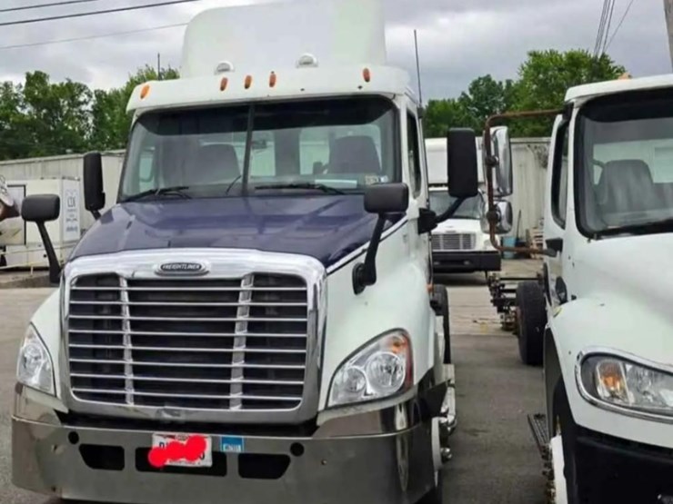 2009-freightliner-cascadia-125-image-2