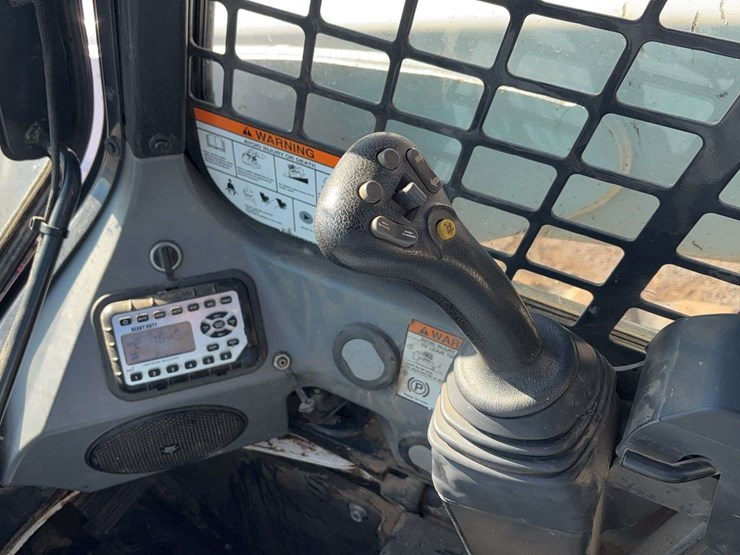 2021-bobcat-t870-image-36