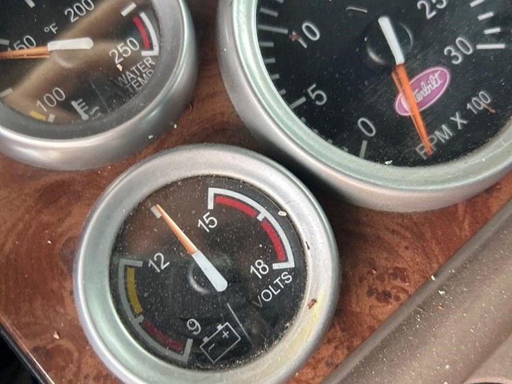 peterbilt-384-image-49