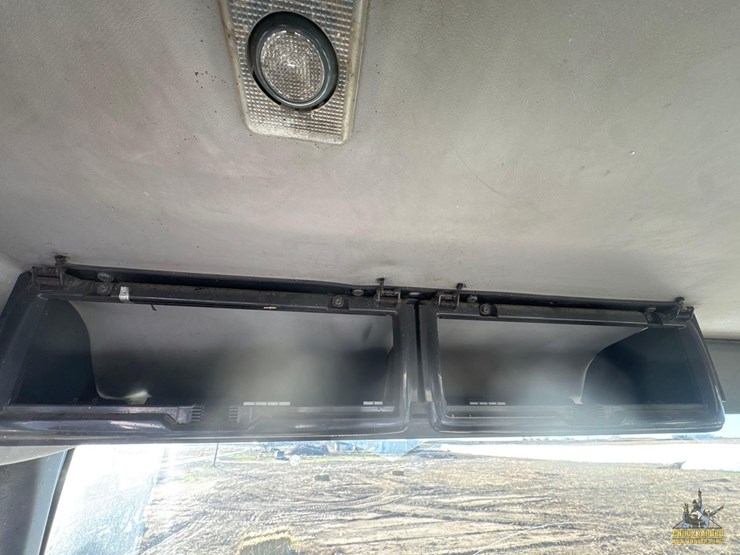 2001-volvo-vnm-semi-truck-image-24