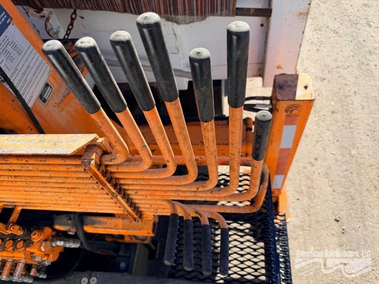 2015-freightliner-m2-106-image-20