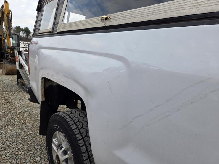 2015-chevrolet-silverado-2500hd-image-16