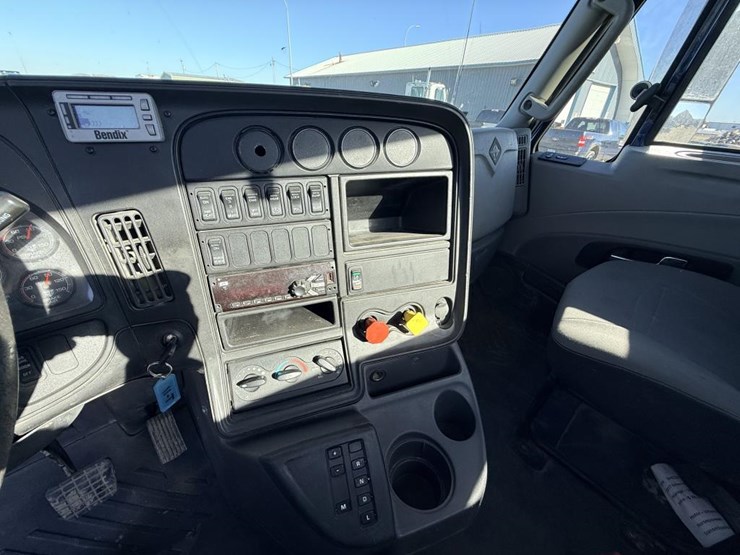 2017-international-prostar-image-50