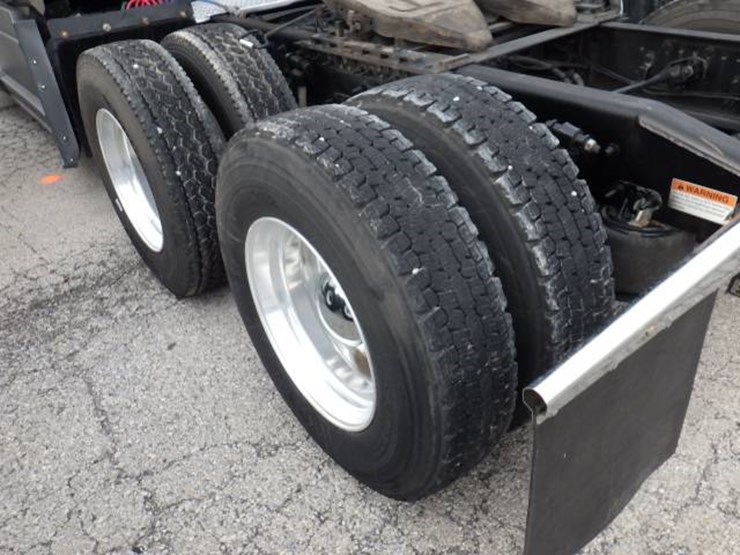 2020-freightliner-cascadia-126-image-14