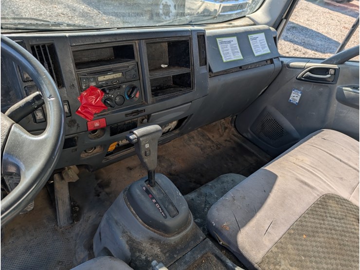 2015-isuzu-npr-image-18