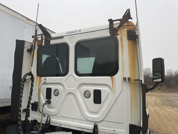 #1175-•-2016-freightliner-cascadia-day-cab-truck-tractor-image-34