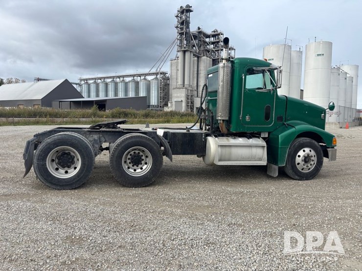 peterbilt-385-image-19