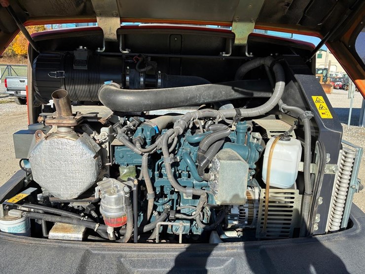 2022-kubota-r640-image-17