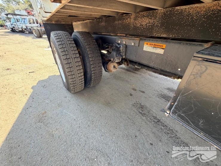 2015-freightliner-m2-106-image-6