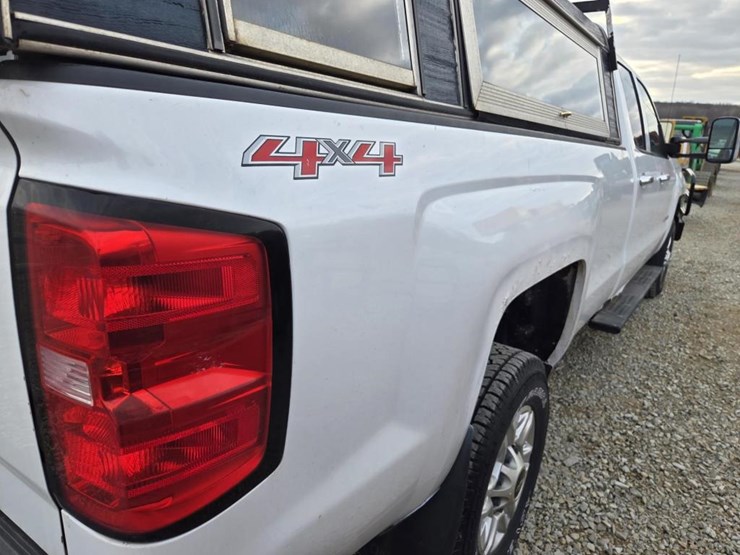 2015-chevrolet-silverado-2500hd-image-17