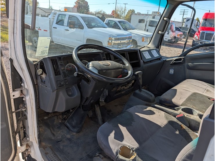 2015-isuzu-npr-image-17