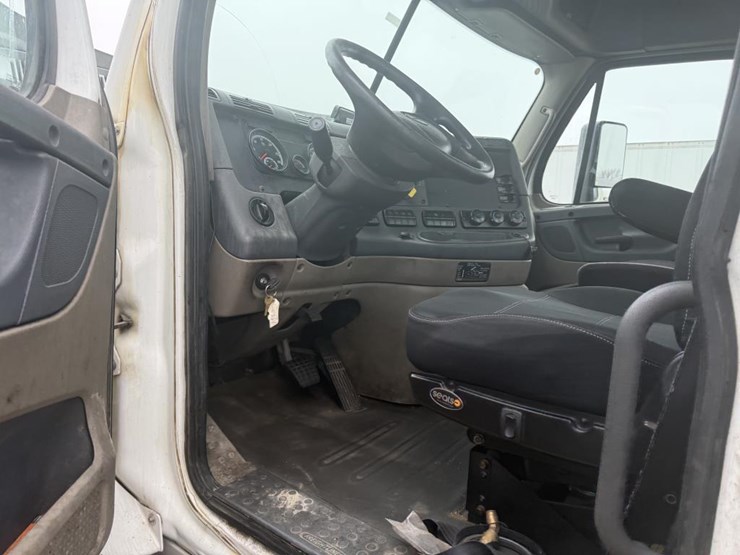 #1175-•-2016-freightliner-cascadia-day-cab-truck-tractor-image-46