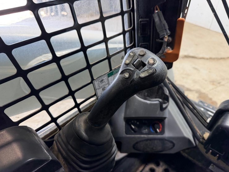 2022-bobcat-t740-image-26