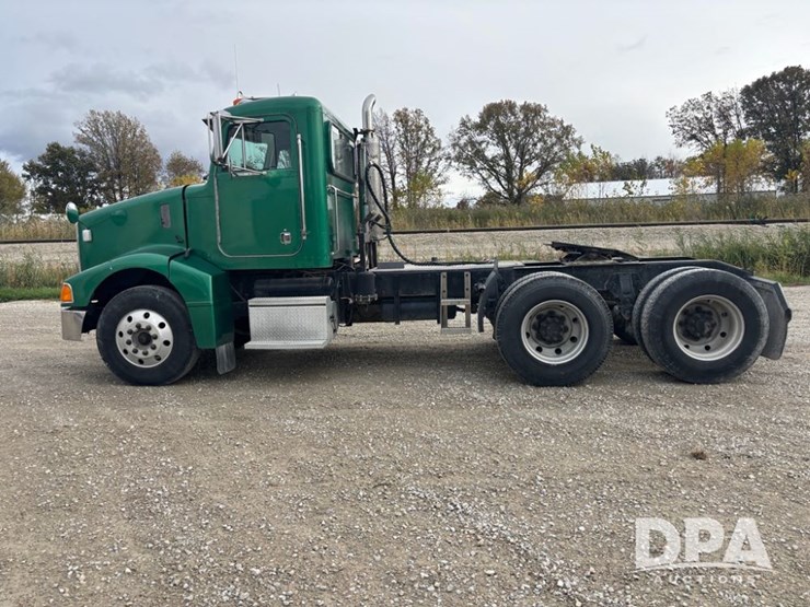 peterbilt-385-image-10