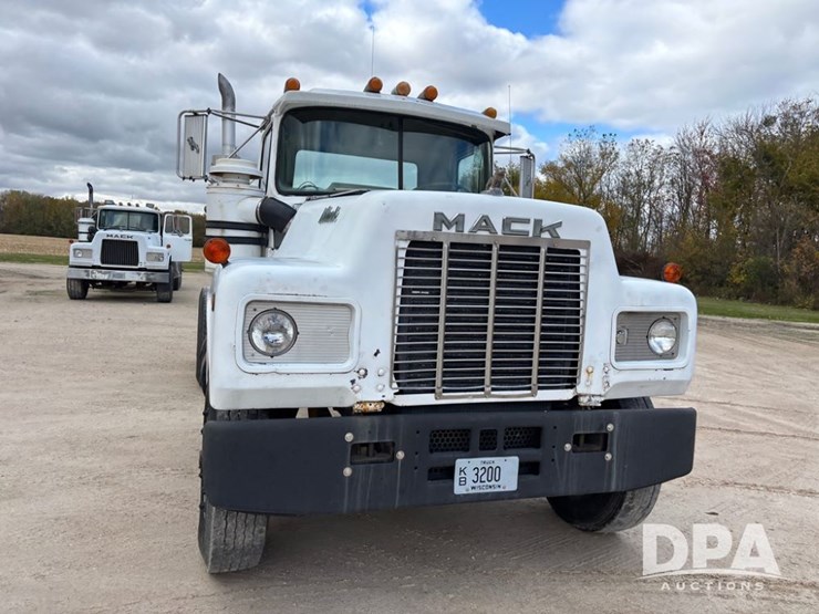1985-mack-r686st-image-21