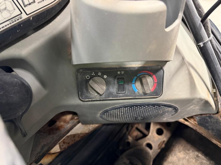 2014-bobcat-s850-image-22