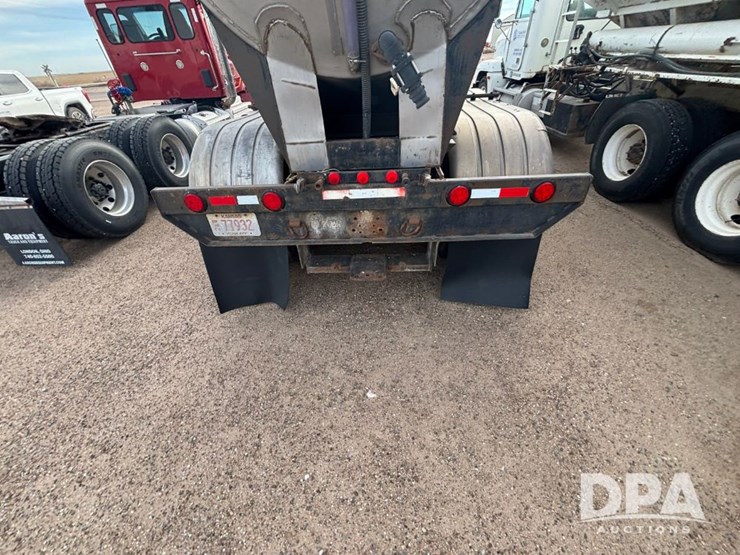 peterbilt-377-image-10