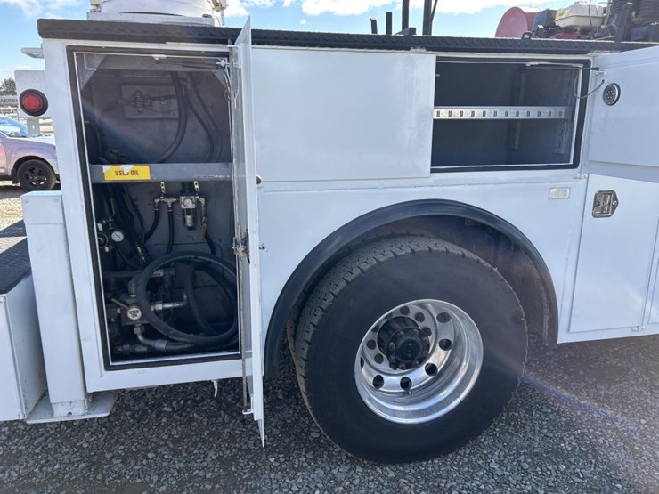 2017-peterbilt-337-image-27