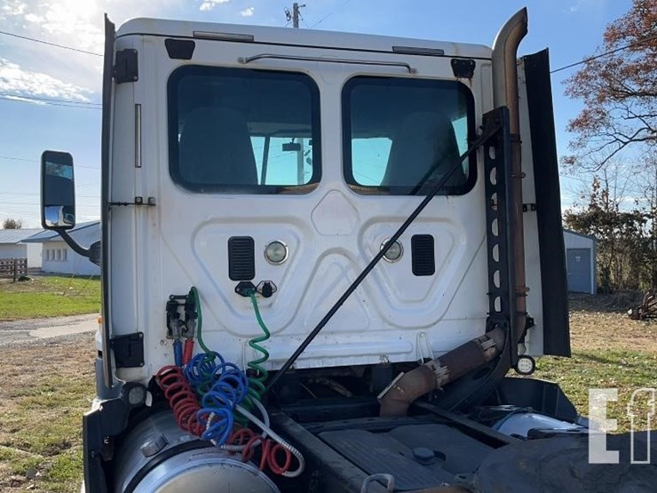 2016-freightliner-cascadia-125-image-6