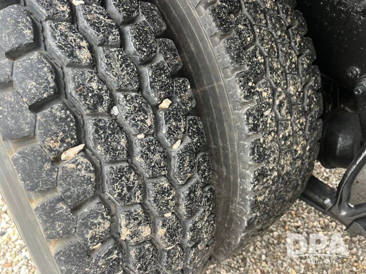 1999-freightliner-flc120-image-29