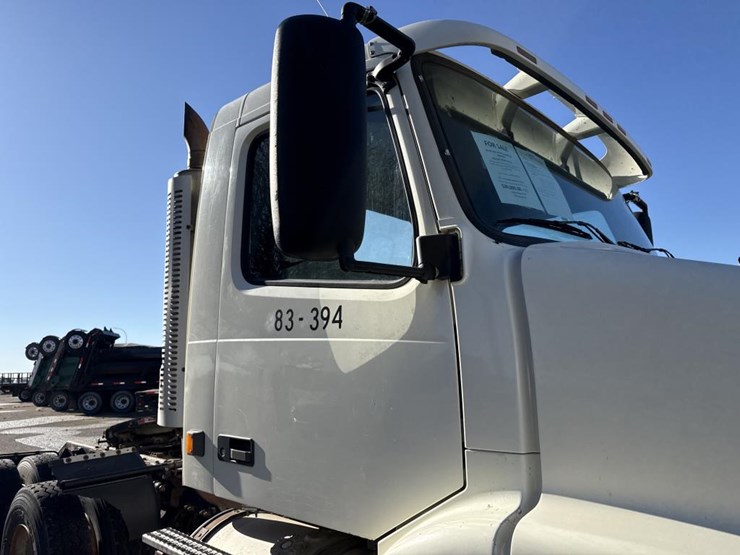 #1994-•-1999-volvo-day-cab-truck-tractor-image-38