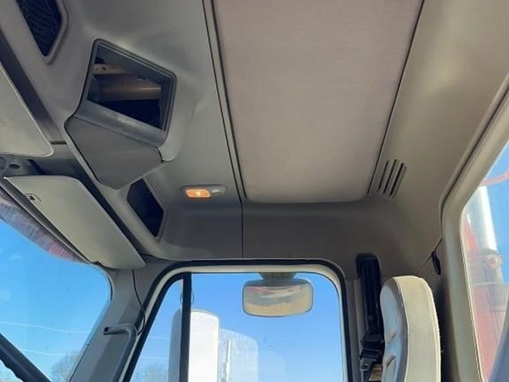 2004-freightliner-columbia-120-image-20