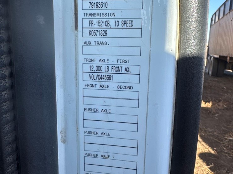 2007-volvo-vnl-semi-truck-image-29