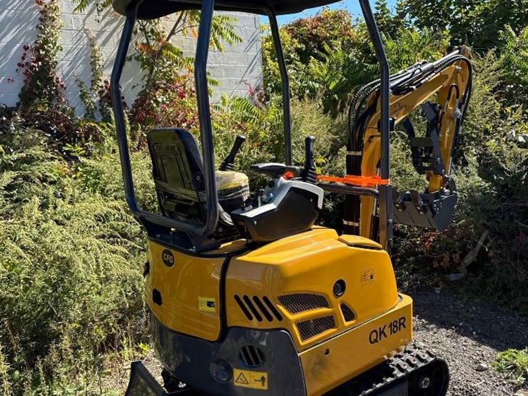 new-cfg-industrial-co-mini-excavator-model-qk18r-image-2