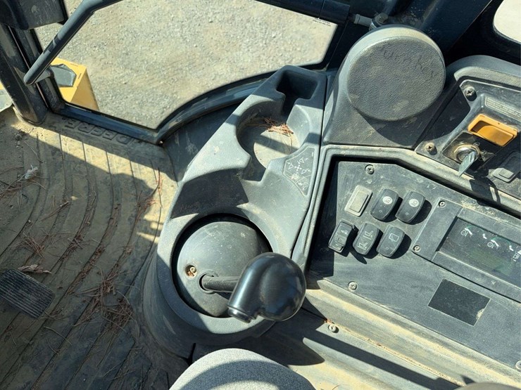 2011-deere-310j-image-29