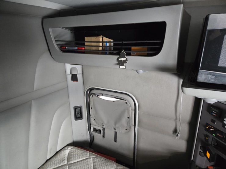 2017-peterbilt-579-image-71