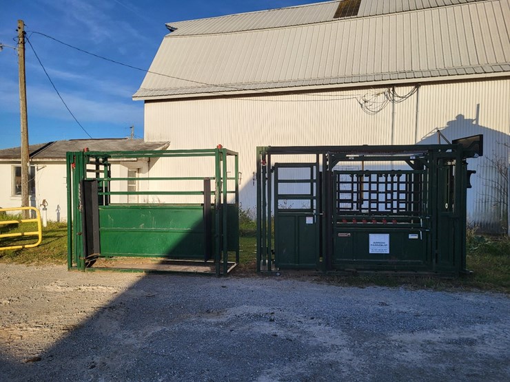 arrow-farmquip-8400-q-catch-cattle-squeeze-chute-w/alley-way---like-new-image-2