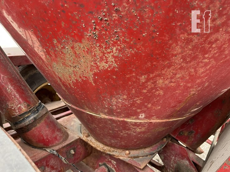 new-holland-354-image-12