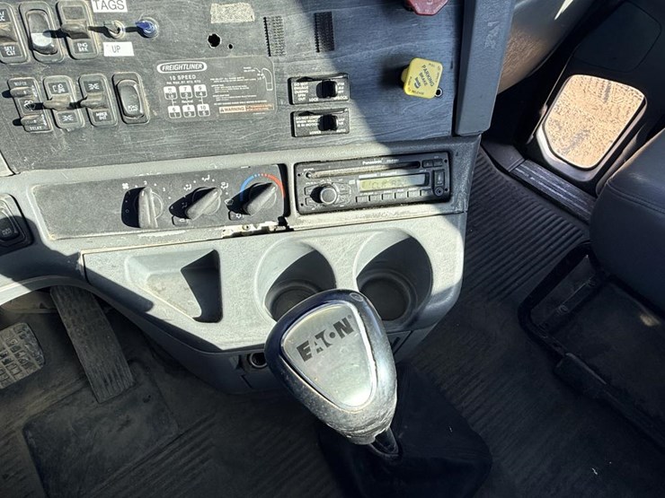 2007-freightliner-columbia-120-image-60