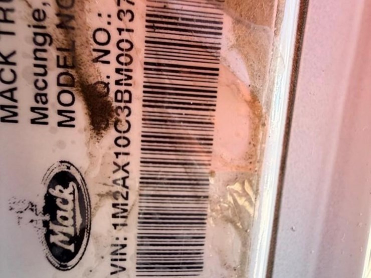 2011-mack-gu812-garbage-truck-image-19