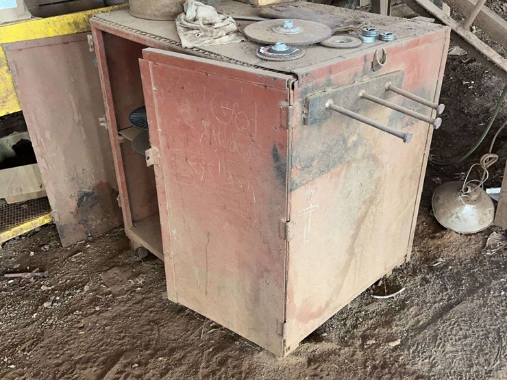 (2)-10'-metal-storage-box-and-contents-image-7