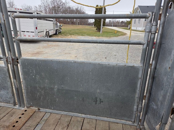 cattle-chute-w/-palpation-cage-image-18