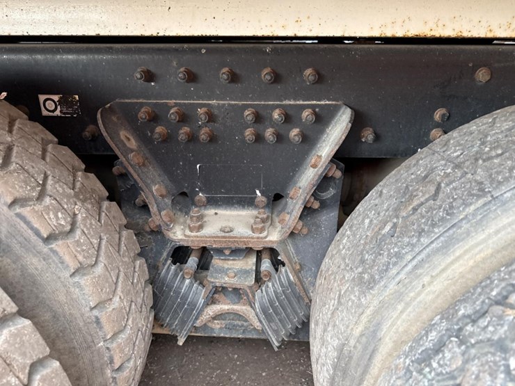 2005-peterbilt-320-image-53