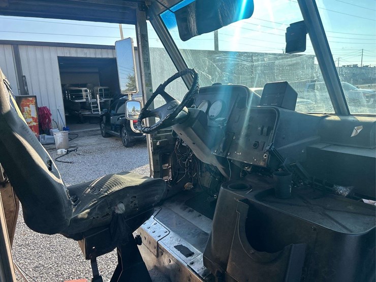 2006-freightliner-mt55-image-6