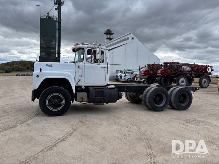 1985-mack-r686st-image-16