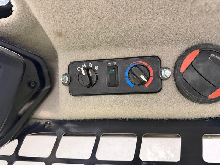 2022-bobcat-t76-image-26