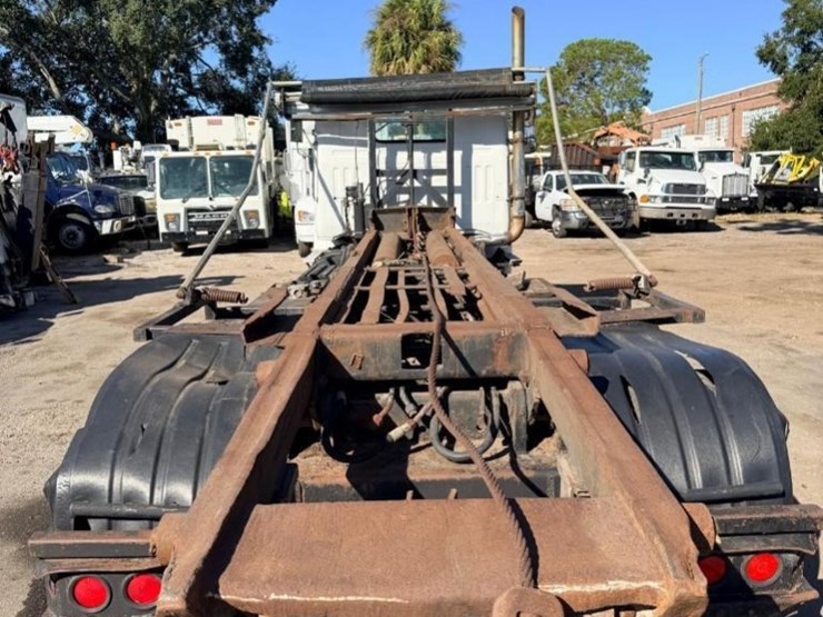 2000-volvo-wg-roll-off-truck-image-18