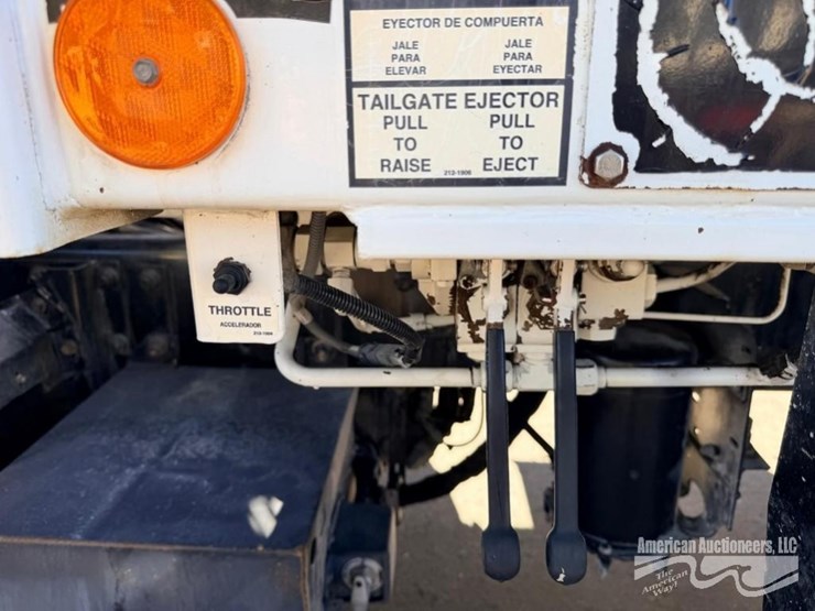 2013-crane-carrier-co.-garbage-truck-image-21