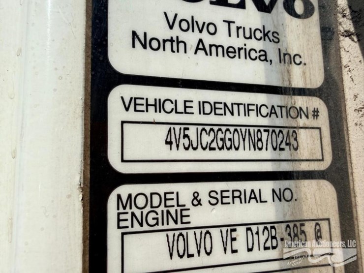 2000-volvo-wg-roll-off-truck-image-21