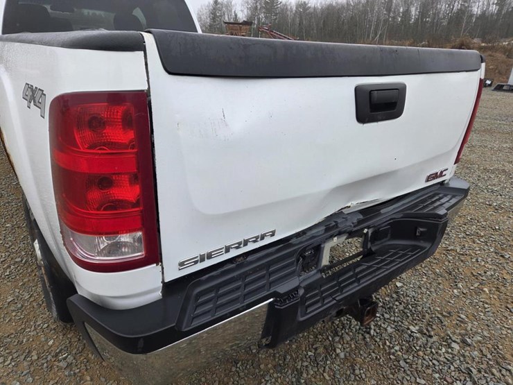 2011-gmc-2500-image-25